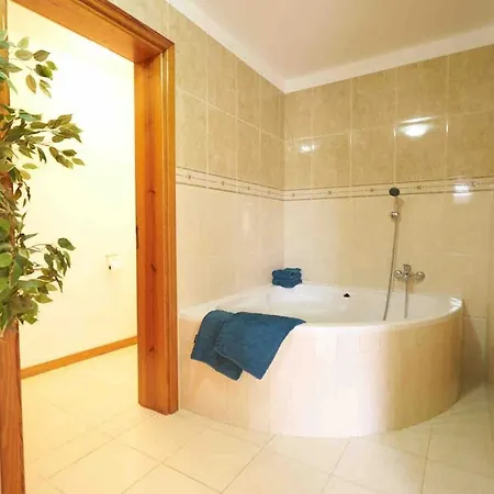 Spacious 4 Bedroom - Peaceful Rural Escape